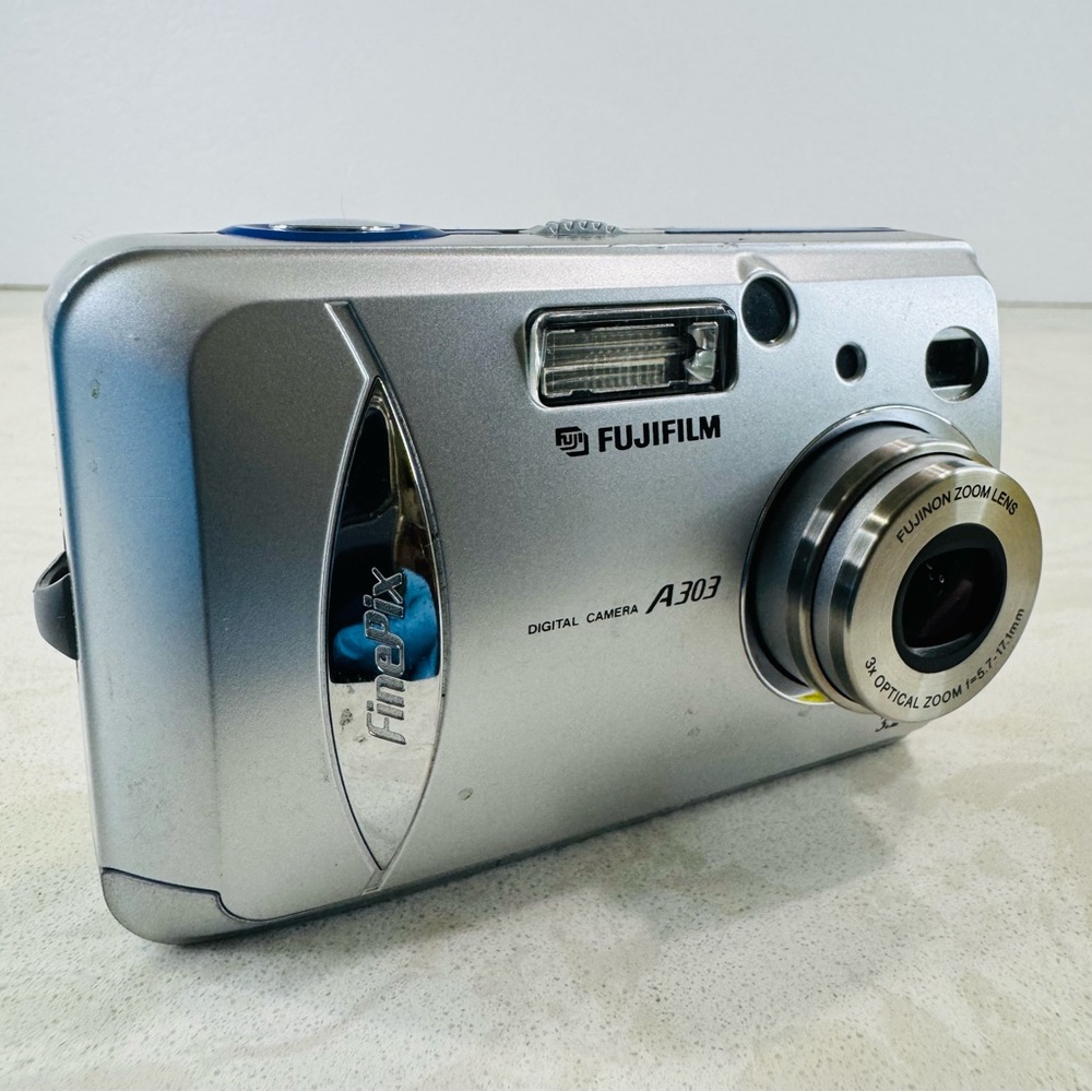 Fujifilm FinePix A303 Compact Digital Camera Turns On Focus Error Defective READ